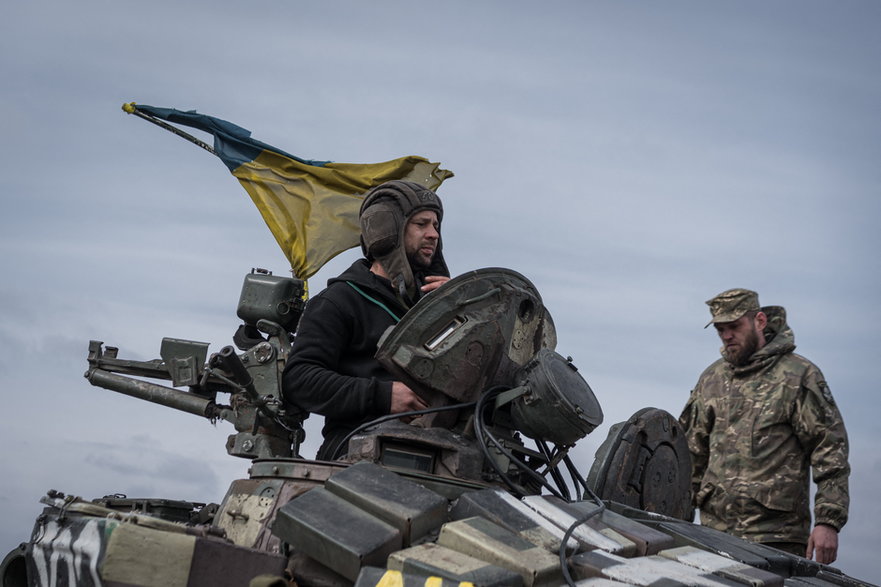 Ukraińscy żołnierze podczas szkolenia wojskowego niedaleko Charkowa w Ukrainie, 28 marca 2024 r.