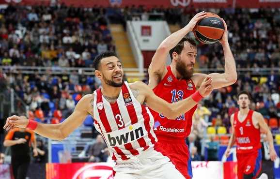 Serhio Rodrigez u duelu sa Najdželom Vilijams-Gosom košarkašem Olimpijakosa