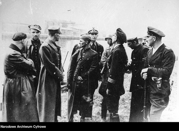 Reprodukcje fotografii z walk o Westerplatte 