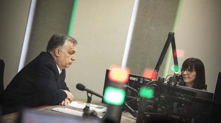 Orbán Viktor kormányfő interjút ad a Jó reggelt, Magyarország! című műsorban Nagy Katalin műsorvezetőnek a Kossuth rádió stúdiójában / Fotó: MTI/Miniszterelnöki Sajtóiroda/Fischer Zoltán