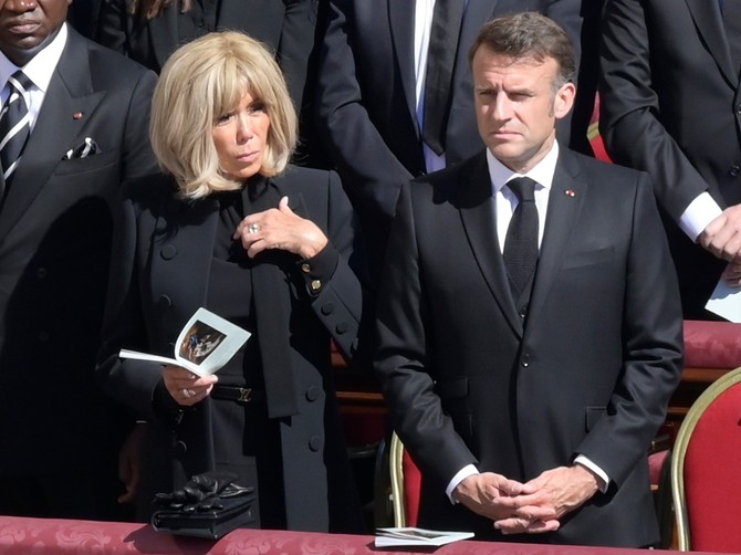 Brižit Makron prekršila dres kod koji je propisao Vatikan: Zbog ovog detalja na sahrani pape Franje svi je kritikuju