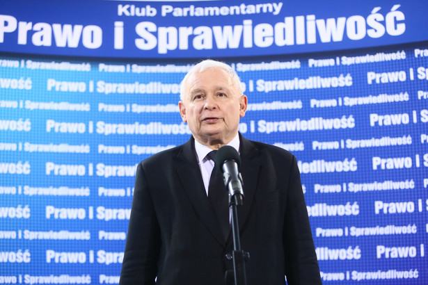 Jarosław Kaczyński broni Patryka Jakiego, przywołując sprawę sądową swego brata