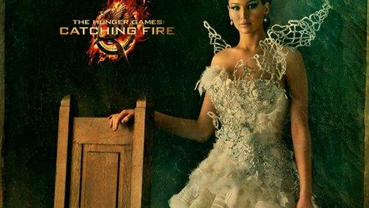 W sieci pojawiły się nowe zdjęcia z planu "Igrzysk śmierci: W pierścieniu ognia". Na jednym z nich możemy zobaczyć Katniss Everdeen (Jennifer Lawrence) w bogato zdobionej sukni.