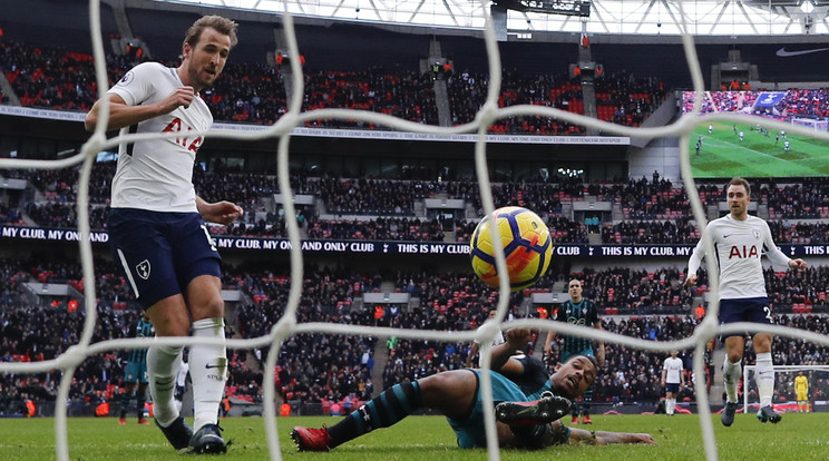 Harry Kane (balra) a Southampton elleni triplával került az
európai góllövők trónjára /Fotó: AFP