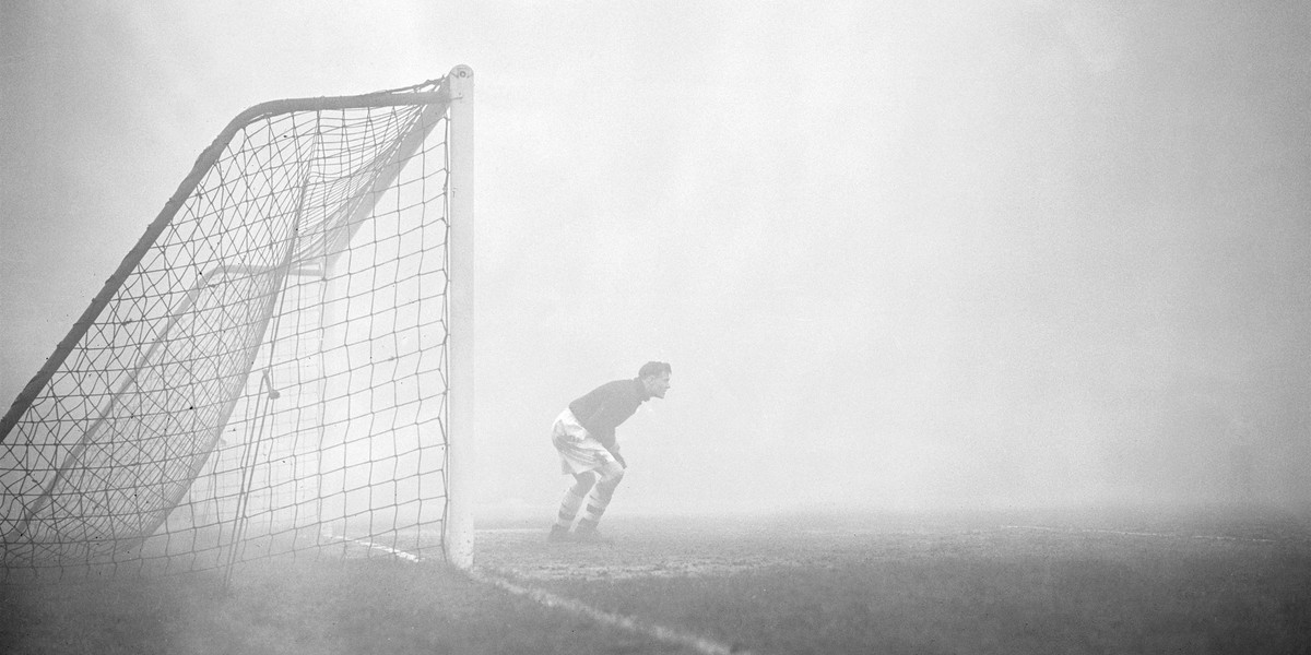 Tajemniczy mecz Charltonu z Chelsea z 1937 r. ze słynną mgłą najczęściej ilustruje się zdjęciem z zupełnie innego spotkania. To starcie Arsenalu z Aston Villą i bramkarz Jack Kelsey (02 stycznia 1954). 