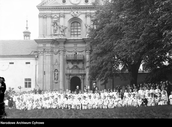 Pierwsza komunia uczniów szkoły powszechnej im. św. Wojciecha w Krakowie (1933)