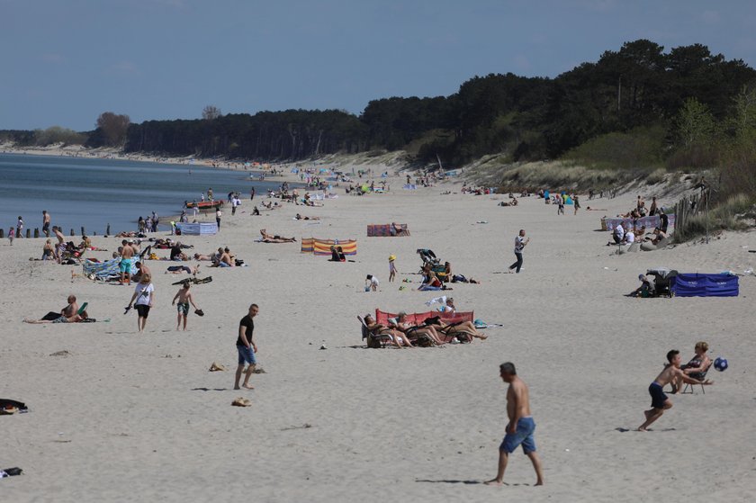 Koronawirus w Polsce: Tłumy na polskich plażach i w górach