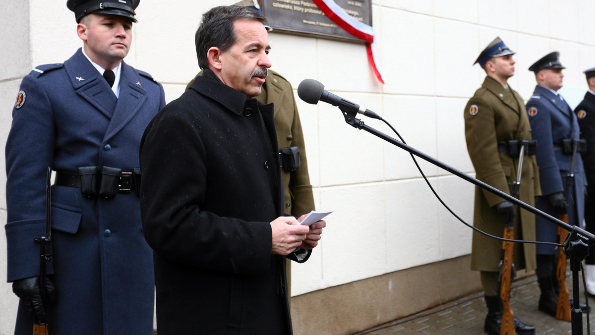 "Ambasador USA Stephen Mull zostanie wezwany do MSZ w związku z wypowiedzią dyrektora FBI. Otrzyma notę z protestem i wezwaniem do przeprosin" - poinformował na Twitterze wiceszef MSZ Marcin Wojciechowski.