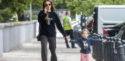 Anna Lewandowska na spacerze z córeczką. Pokazała Klarze stolicę