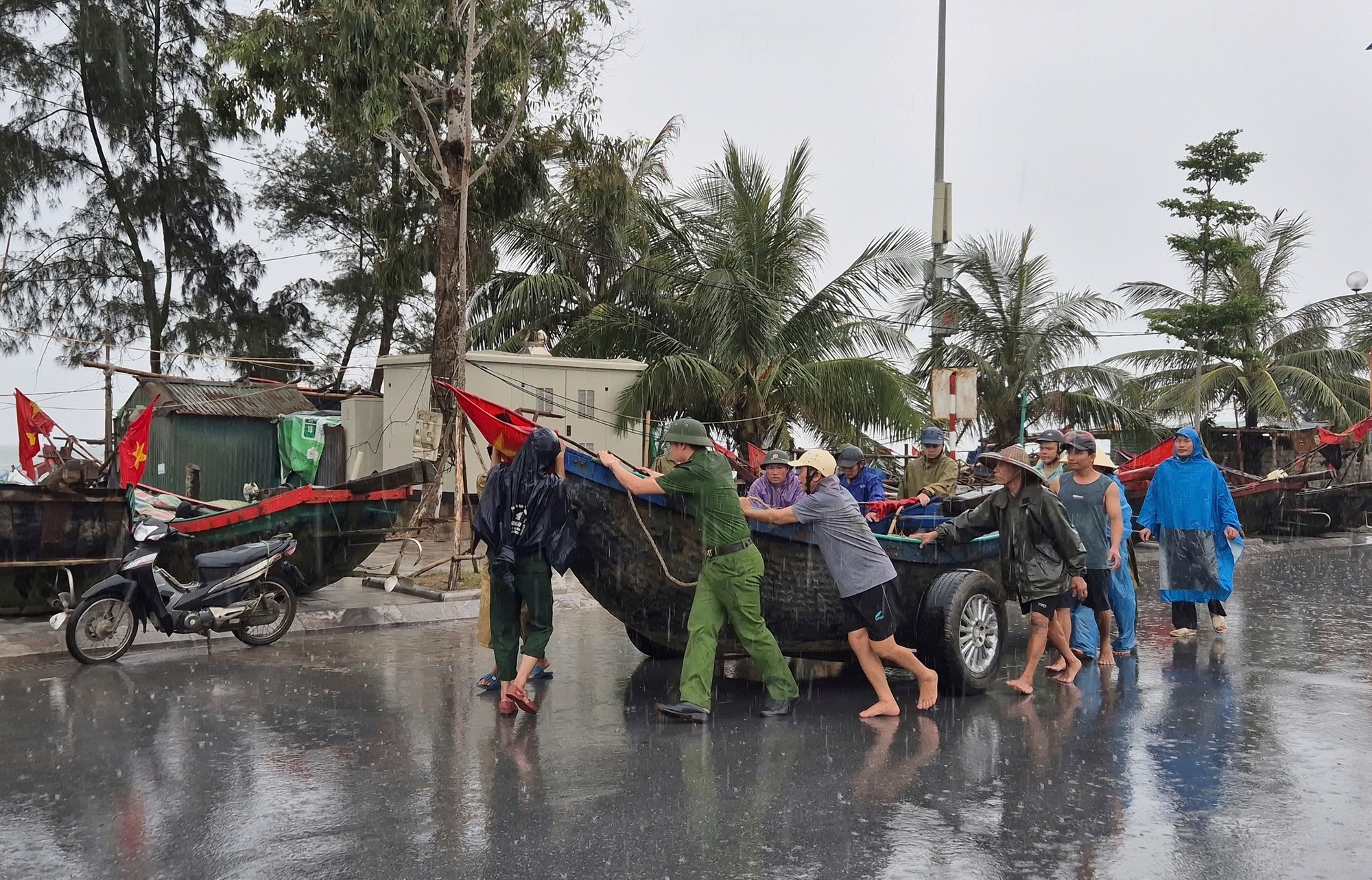 Vietnam zasiahli silné búrky.