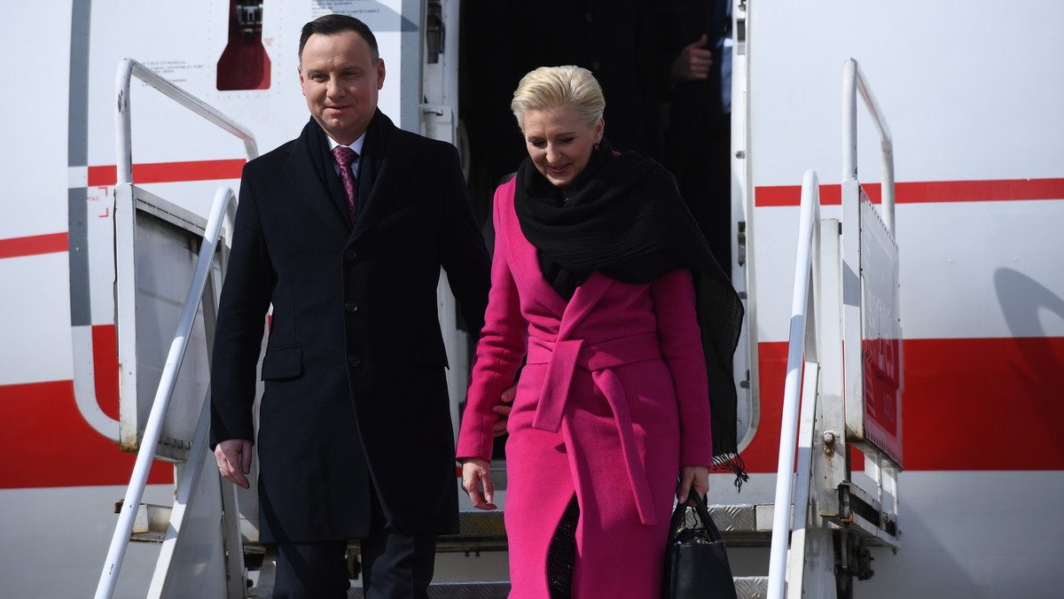 Prezydent Andrzej Duda z małżonką Agatą Kornhauser-Dudą przybył dziś do Budapesztu. Para prezydencka weźmie udział w obchodach Dnia Przyjaźni Polsko-Węgierskiej w Veszprem. Prezydent Duda będzie też rozmawiał z prezydentem Janosem Aderem m.in. o szczycie NATO i Trójmorzu.