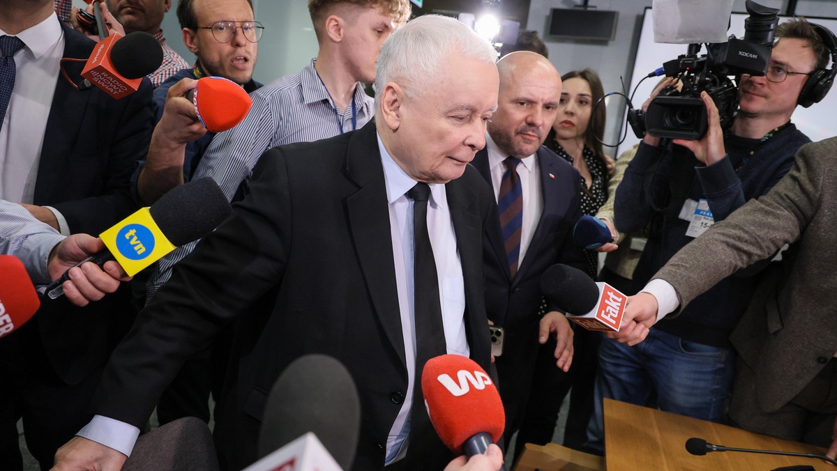 Jarosław Kaczyński (C) oraz członek komisji, poseł PiS Mariusz Gosek (C-P) w przerwie komisji śledczej ds. Pegasusa