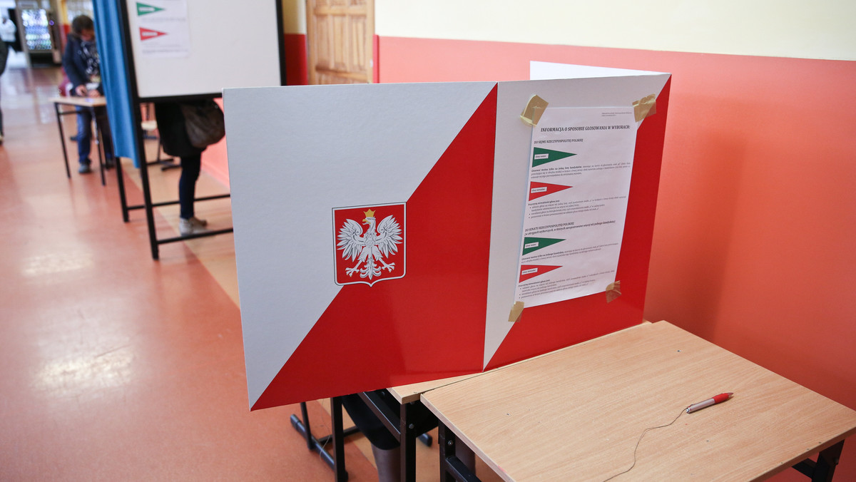 Prawo i Sprawiedliwość uzyskało pięć z dziewięciu mandatów do Sejmu, możliwych do zdobycia w okręgu konińskim (Wielkopolskie). Platformę Obywatelską reprezentować będzie dwóch posłów, po jednym pośle będą miały Kukiz’15 i Nowoczesna.