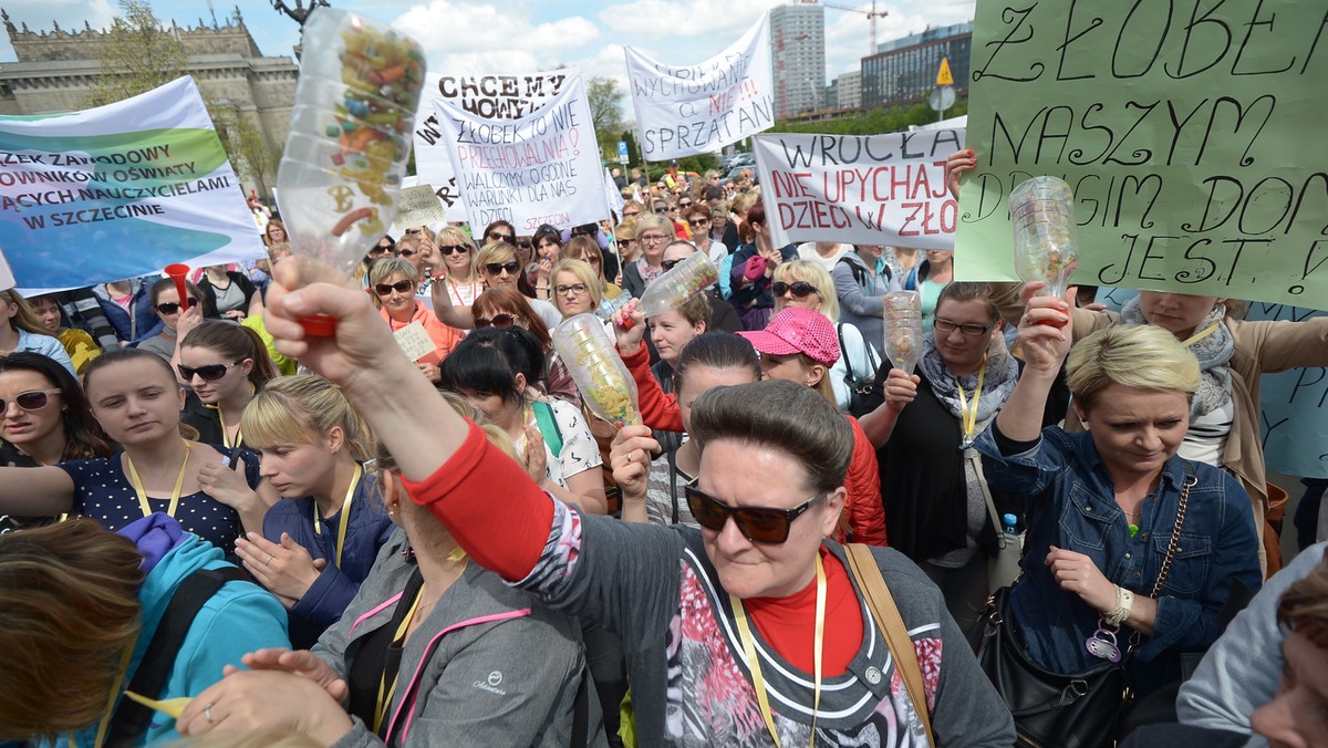 Protestujący dziś w stolicy pod hasłem "Rząd do żłobka", opiekunowie i rodzice krytycznie oceniający zmiany, jakie objąć mają opiekę nad małymi dziećmi, złożyli petycje w Ministerstwie Rodziny, Pracy i Polityki Społecznej oraz w Kancelarii Prezesa Rady Ministrów. Resort zapewnia, że bezpieczeństwo maluchów będzie zagwarantowane.