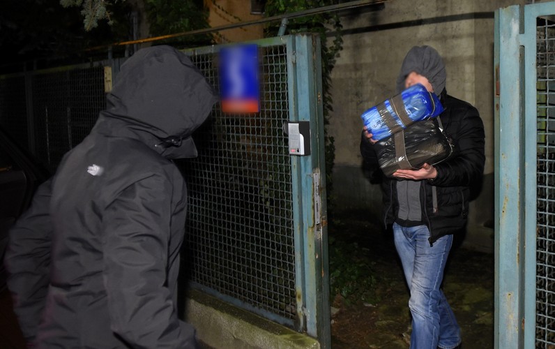 Policjanci i prokuratorzy wynoszą dokumenty z domu gen. Wojciecha Jaruzelskiego w Warszawie