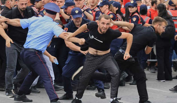 Protest u Tirani, Albanija, 3. juna zbog izgradnje odmarališta