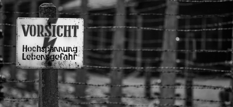 "Akcja ma charakter symboliczny". Billboard z napisem "Death Camps Were Nazi German" dotarł do Brukseli
