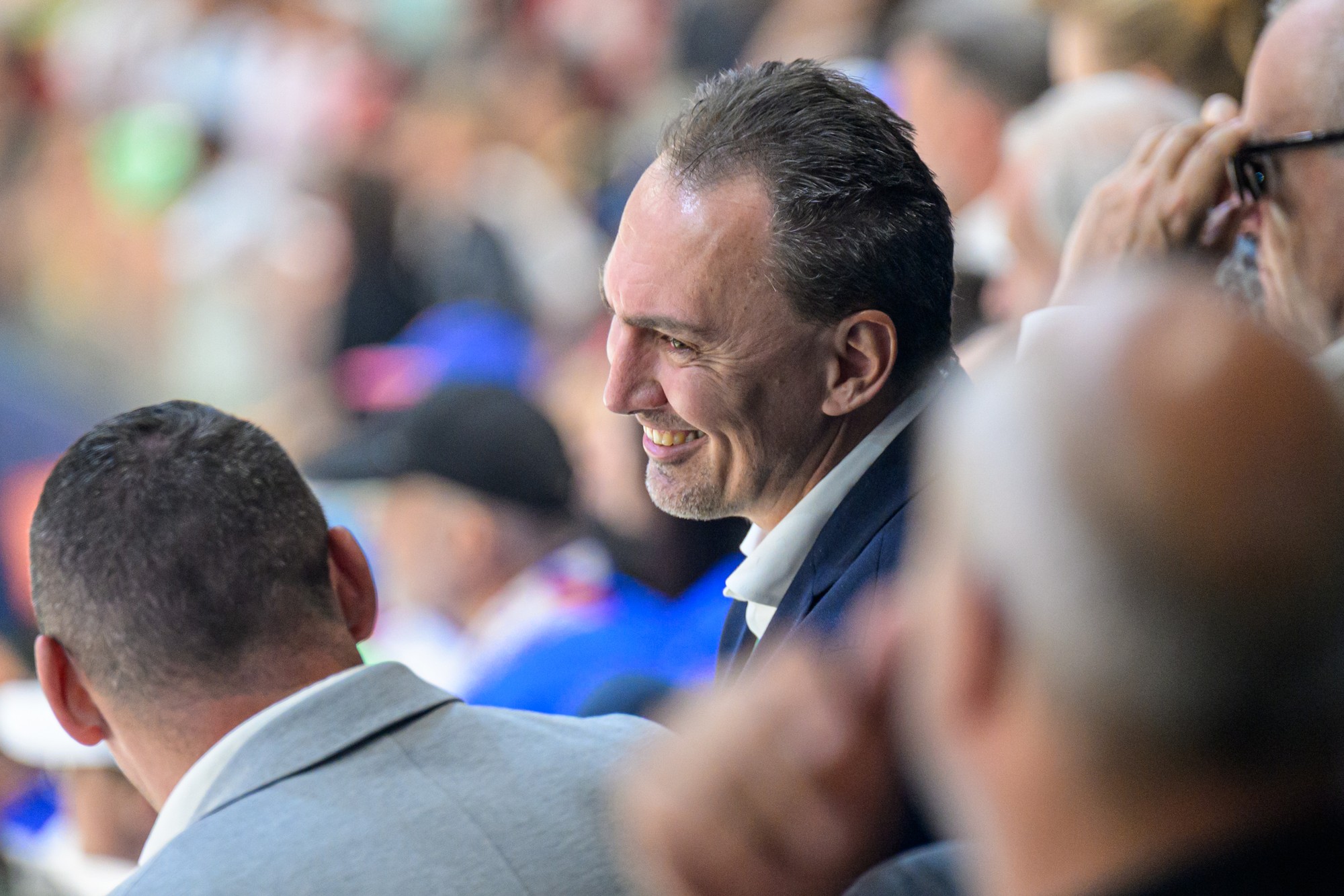Prezident SZĽH Miroslav Šatan na tribúne. 