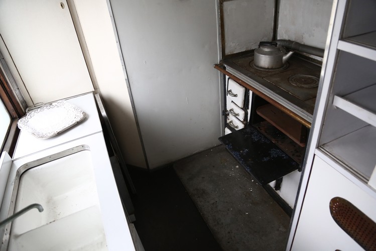 Salonka wyposażona jest w kuchnię na węgiel. <br><br>fot.  (mr) PAP/Tomasz Gzell