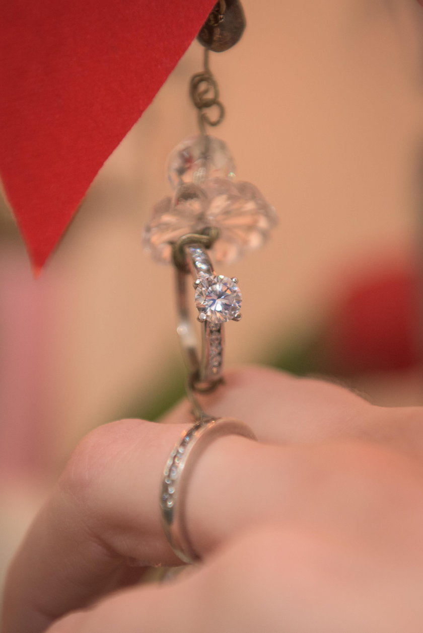 33-latka chce poślubić żyrandol. „To była miłość od pierwszego wejrzenia”