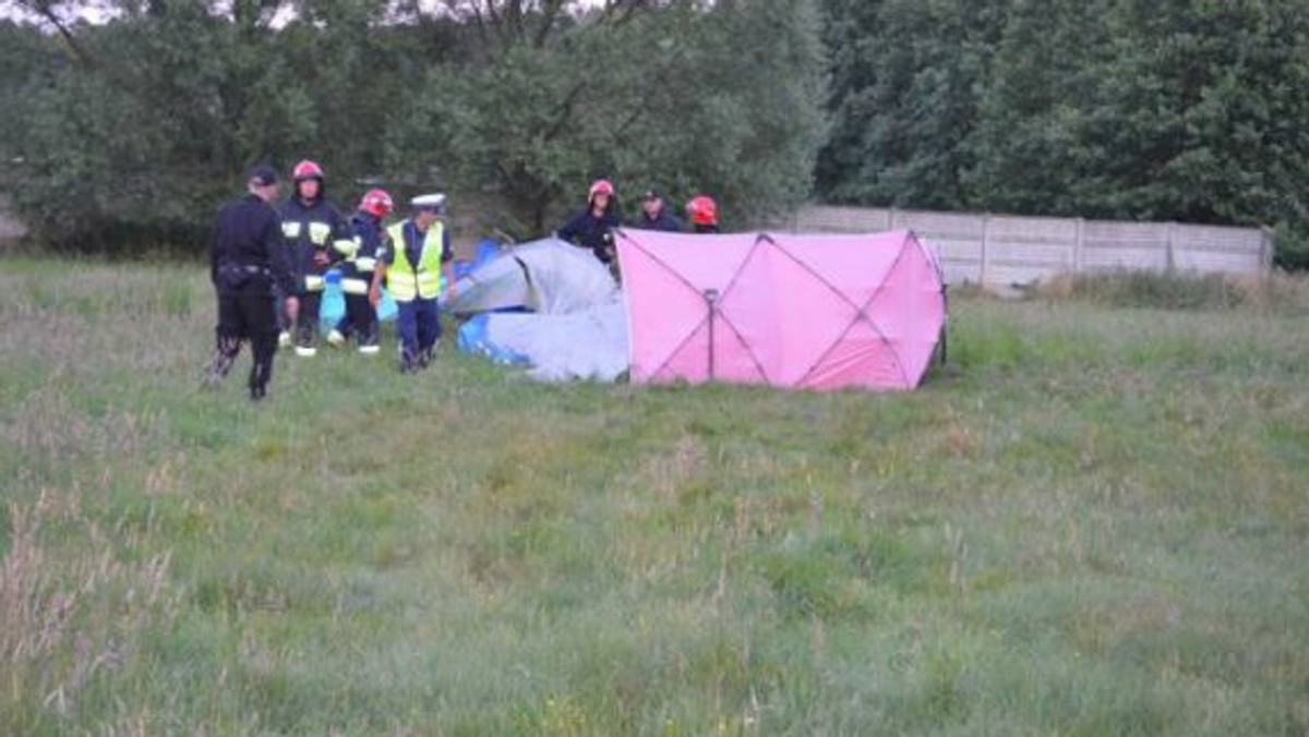 Do wypadku doszło wczoraj po godzinie 20 w miejscowości Niedźwiedź, w powiecie ostrzeszowskim. 26-letni motolotniarz stracił kontrolę nad maszyną i spadł na ziemię. Miał pasażera, 35-letniego mieszkańca Krotoszyna. Mężczyźni zginęli na miejscu.