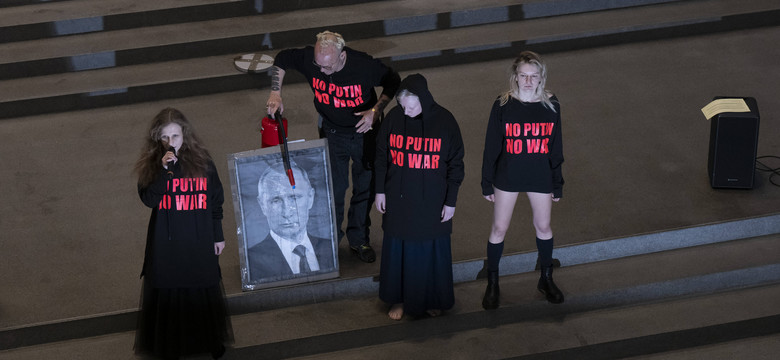 Skandal w Monachium. Aktywistka oddała mocz na portret Władimira Putina