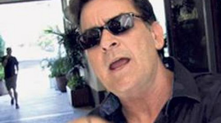 Piásan szidta az elnököt Charlie Sheen