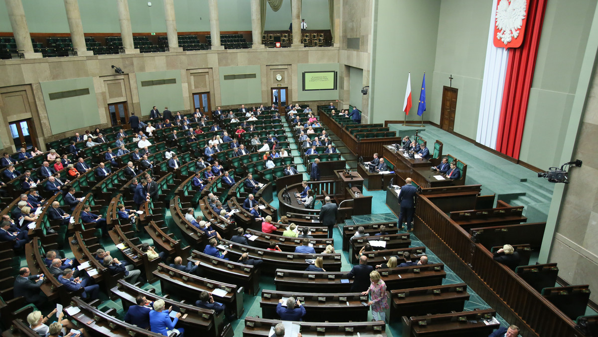 Prezydent Andrzej Duda, premier Beata Szydło oraz Paweł Kukiz to trójka polityków, którzy cieszyli się na początku sezonu wakacyjnego największym zaufaniem Polaków. Nieufność budzili najczęściej szef MON Antoni Macierewicz i prezes PiS Jarosław Kaczyński - wynika z sondażu CBOS.