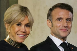 Ovako su Brižit i Makron izgledali na SVOJOJ SVADBI: Cvet na NJEGOVOM REVERU, ona u KRATKOJ VENČANICI - fotka MLADENACA raspametila ljude, "baš su bili SREĆNI"