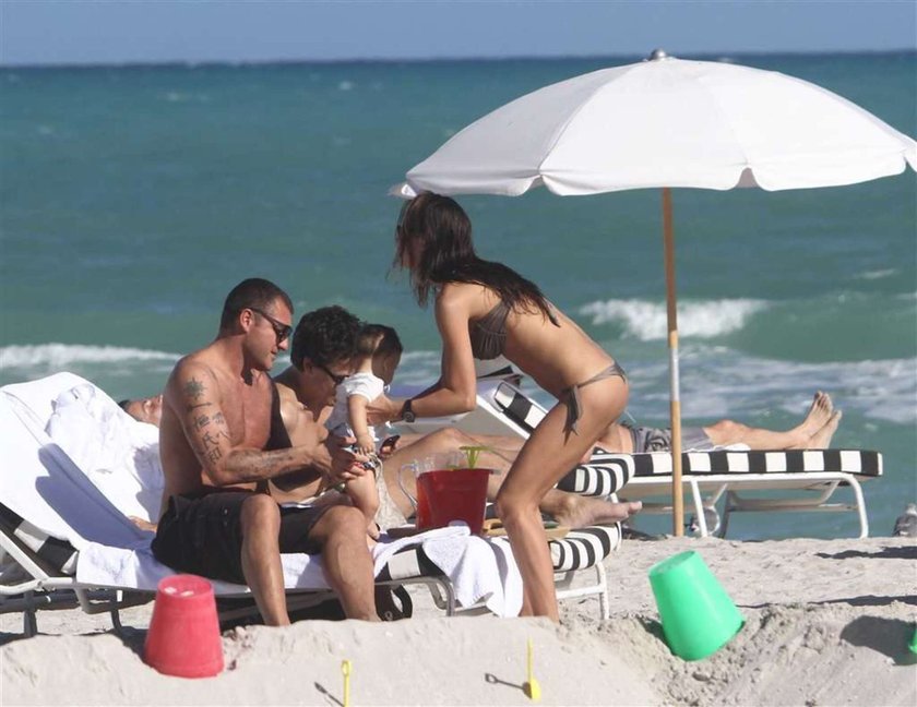 Claudia Galanti na plaży