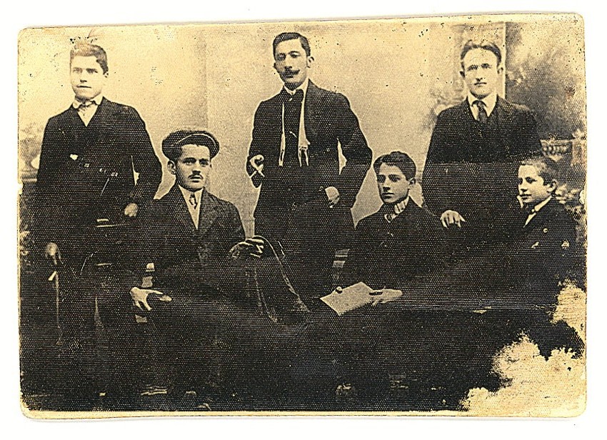 Jovo Princip, sedi prvi sleva, u sredini je Gavrilo, a pored Nikola Princip
