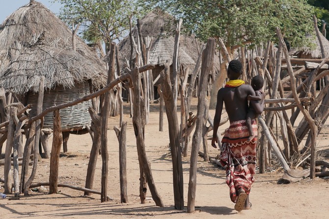 Pleme Karo naseljava dolinu reke Omo