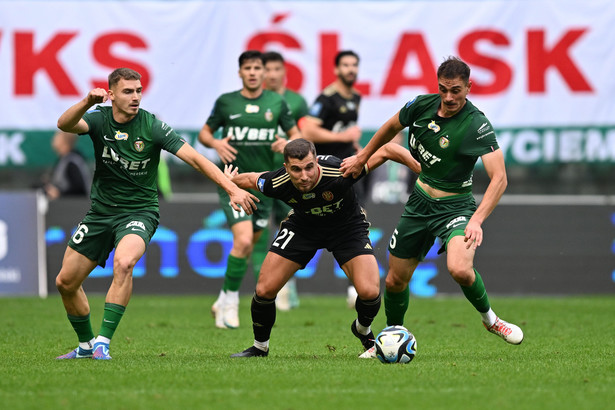 Zawodnicy Śląska Wrocław Peter Pokorny (L) i Aleks Petkov (P) oraz Stipe Juric (C) z ŁKS Łódź podczas meczu 14. kolejki piłkarskiej Ekstraklasy