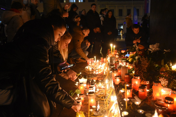 Paljenje sveća  u Novom Sadu