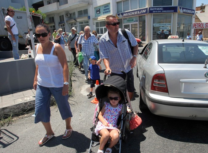 Turyści opuszczają lotnisko na Krecie zablokowane przez protestujących taksówkarzy