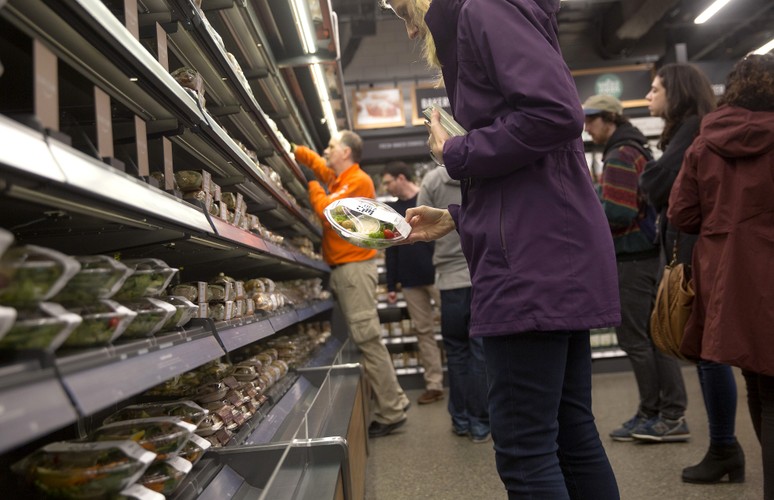 Czujniki znajdujące się na półkach dodają produkty wybrane przez klienta do rachunku; gdy klient waha się i odkłada z powrotem towar na półkę, produkty te są usuwane z rachunku.
<br><br>

Kasy stają się zbędne - należność za zakupy jest pobierana z karty płatniczej klienta, gdy opuszcza on sklep.