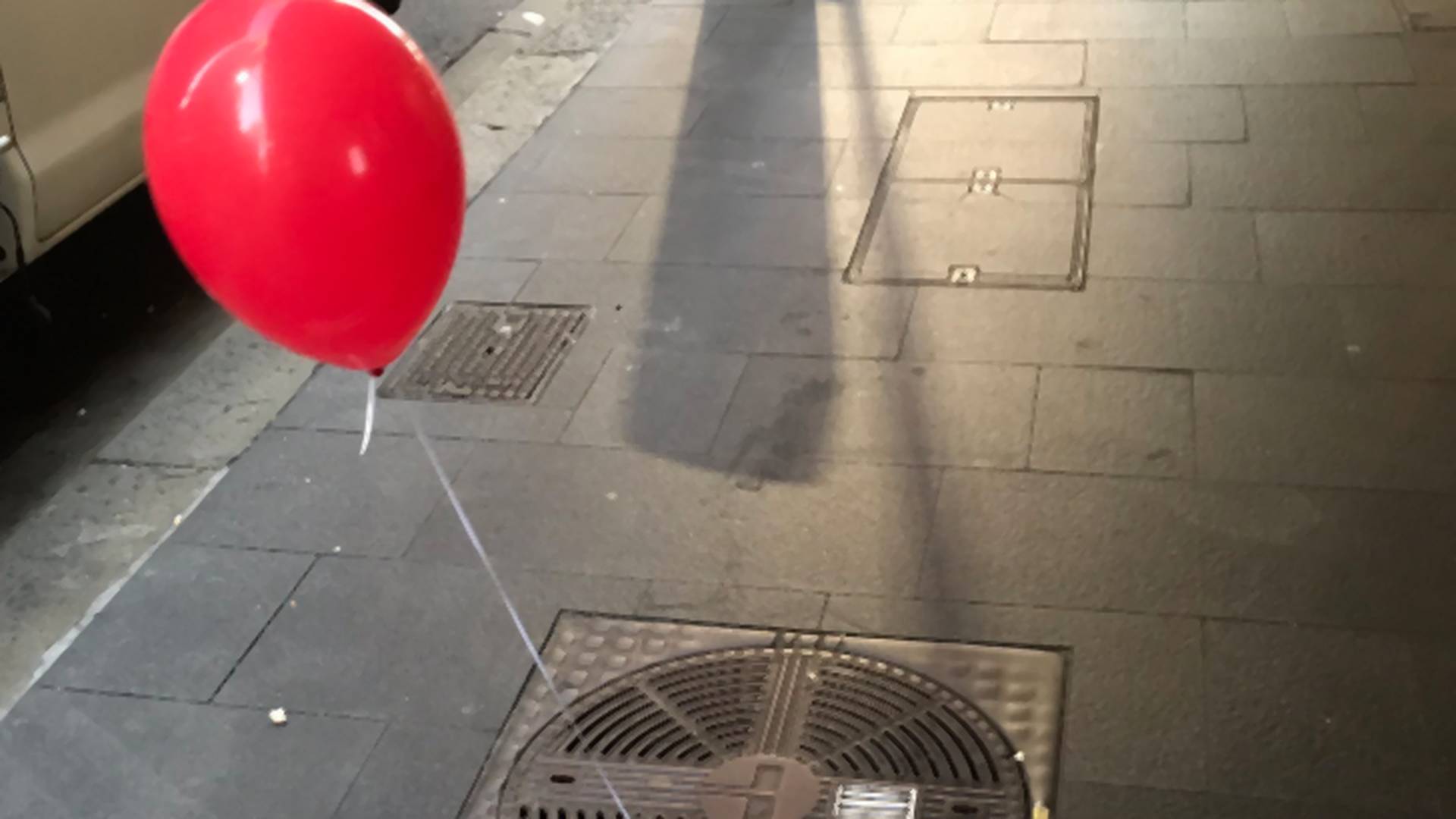 Ľudí vystrašili červené balóny s tajomným odkazom uviazané o kanály