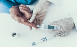 Eksperci ostrzegają: Podczas pandemii COVID-19 cukrzyca jeszcze groźniejsza