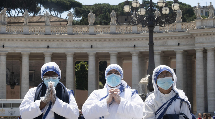 A pápát maszkban és kesztyűben hallgatták a hívek a Szent Péter téren. / Fotó: MTI EPA