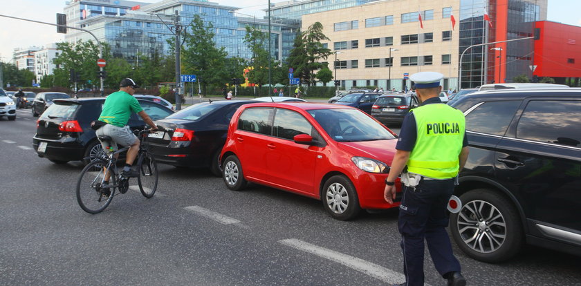 Kierowco! Nie blokuj skrzyżowań. Patrz co pokazuje policjant