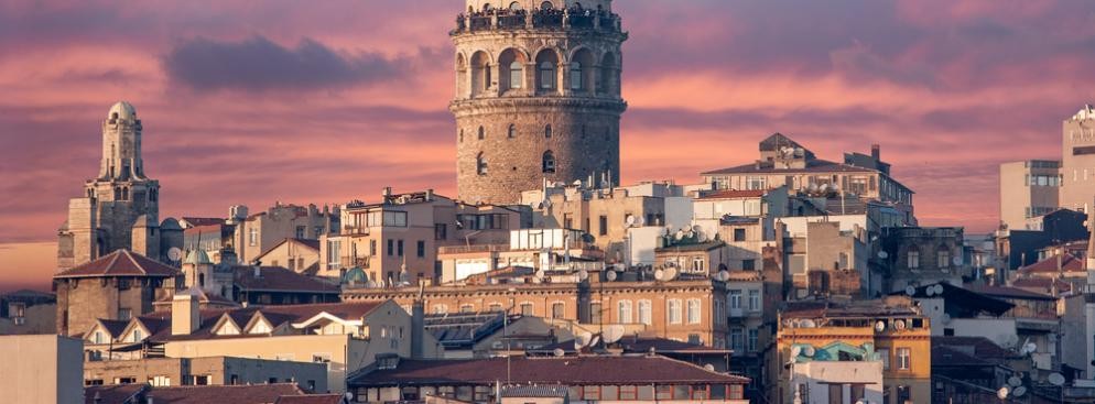 Miasto położone zarówno w europejskiej Tracji, jak i azjatyckiej Anatolii - na styku dwóch kontynentów, wielu kultur i wpływów religijnych - wciąż się rozrasta w bardzo szybkim tempie. Jest jedną z dwóch (obok rosyjskiego miasta Magnitogorsk) metropolii świata znajdujących się na dwóch kontynentach. Od wieków zaludniali je Grecy, Syryjczycy, Egipcjanie, Żydzi, potem arabscy najeźdźcy, Słowianie i inne plemiona, a wreszcie Turcy i włoscy kupcy z Wenecji i Genui. Dzisiaj mieszka tu ponad 12 mln ludzi.