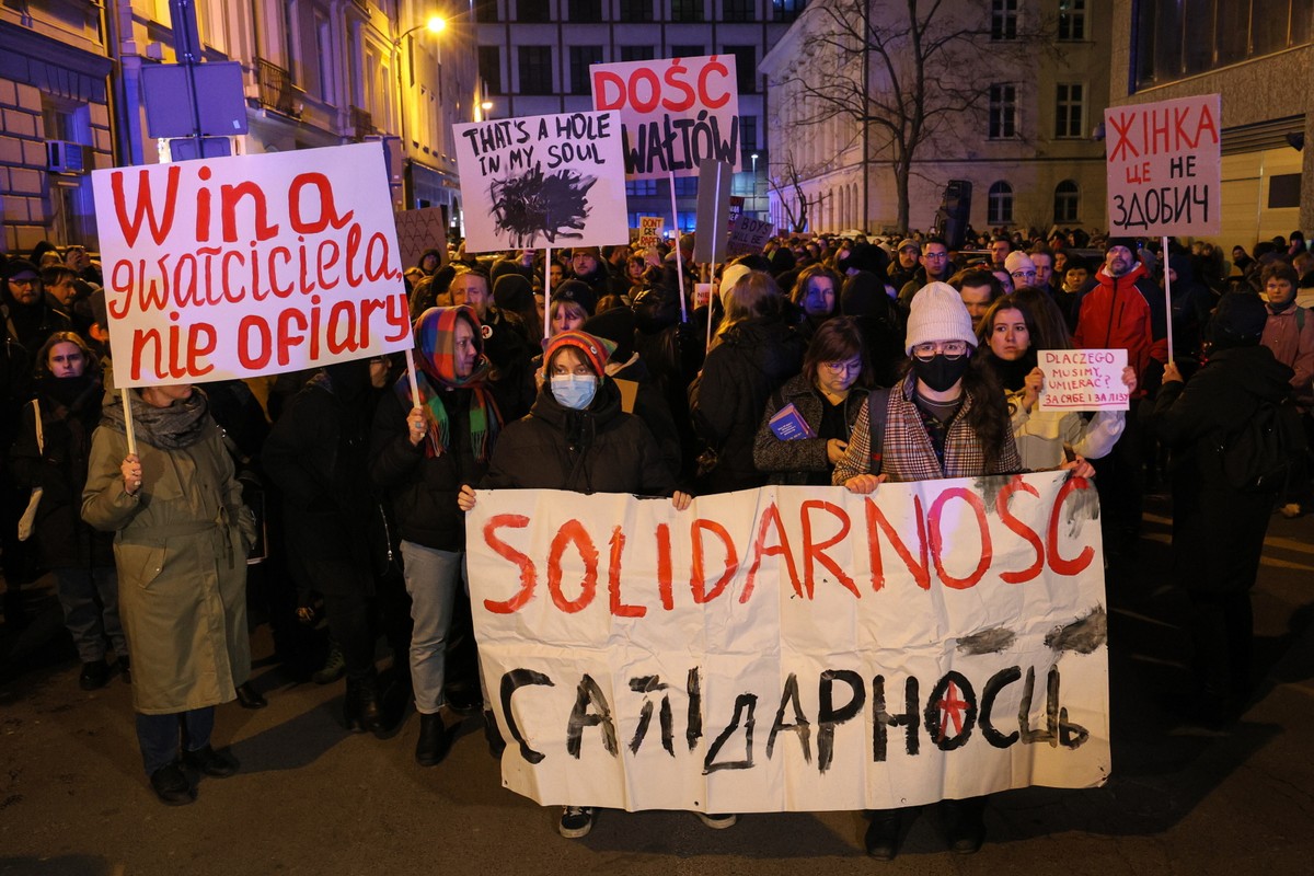 Uczestnicy marszu pod hasłem "Miała na imię Liza", zorganizowanego w Warszawie w związku z tragiczną śmiercią 25-letniej Lizy. Kobieta została brutalnie zgwałcona w centrum miasta.
