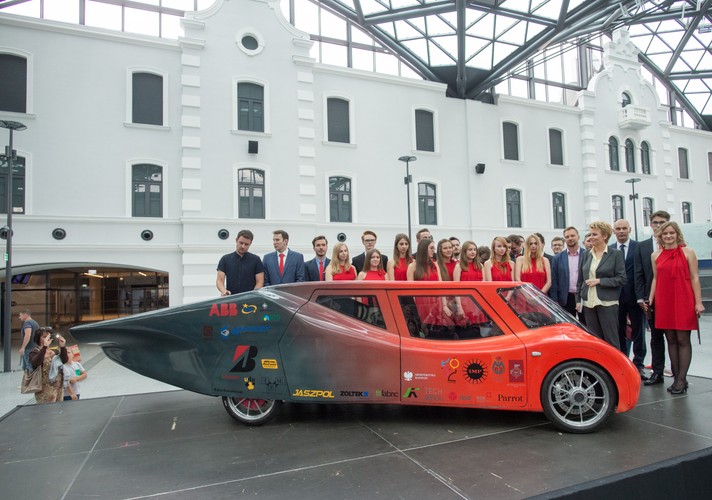 'EAGLE 2', czyli Orzeł 2, jest jeszcze lepszy od swojego poprzednika, ma 30 procent mniejsze straty na oporach aerodynamicznych. Dodatkowo masa pojazdu jest także dużo mniejsza od pierwszej konstrukcji. 
<br><br>
 (gm/nlat) PAP/Grzegorz Michałowski