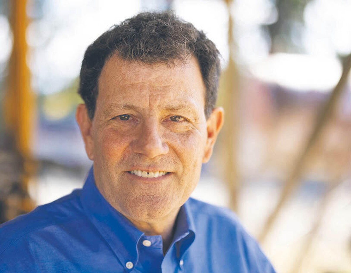 Nicholas Kristof amerykański dziennikarz i publicysta, przez większość kariery związany z „New York Timesem”. W 1990 r. razem ze swoją żoną Sheryl WuDunn (wówczas również dziennikarką „NYT”) zdobyli nagrodę Pulitzera za teksty o protestach na placu Tiananmen