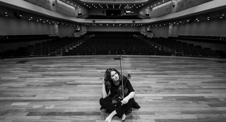 Patricia Kopatchinskaja zagra 30 sierpnia w Krakowie. Na scenie zawsze występuje na bosaka