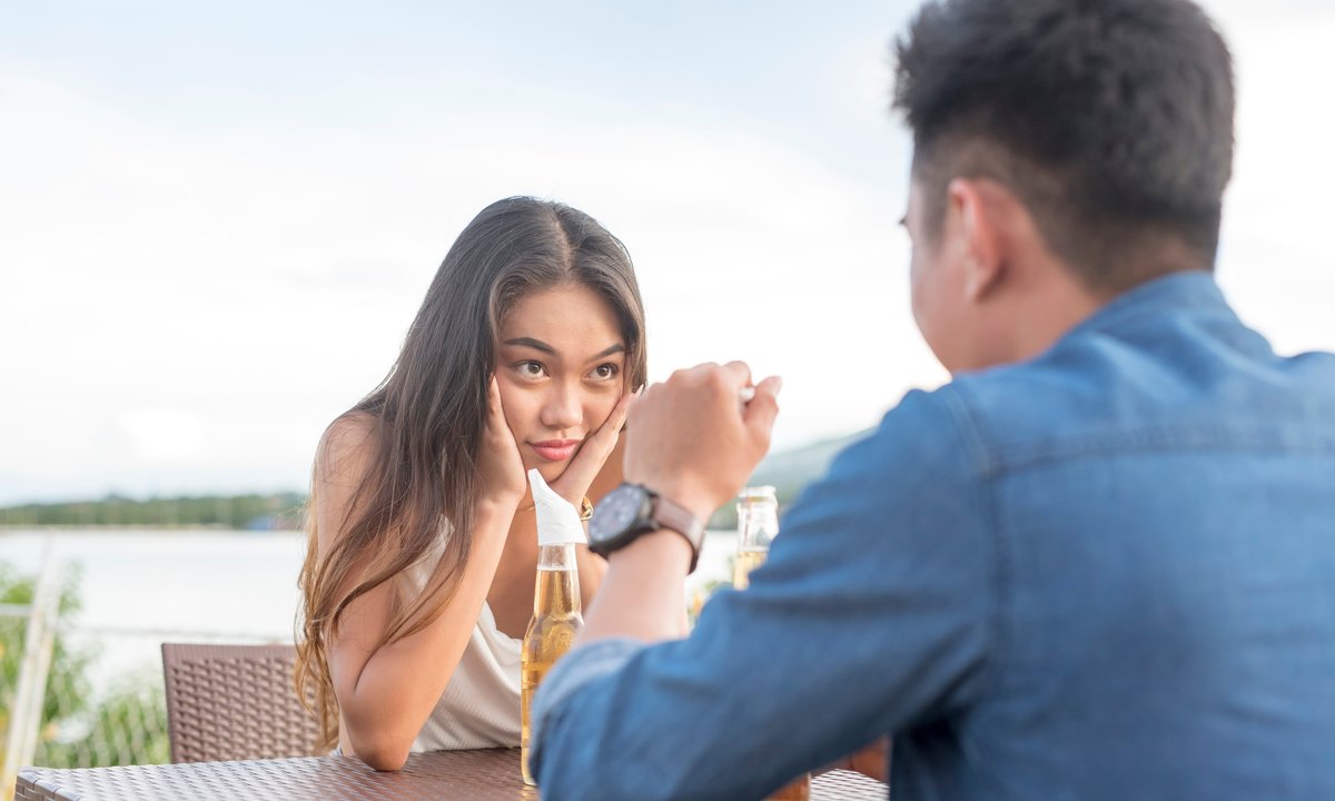 Zadzierają nosa, ale nie grzeszą inteligencją. Pięć zachowań, które obnażają osoby z niskim IQ