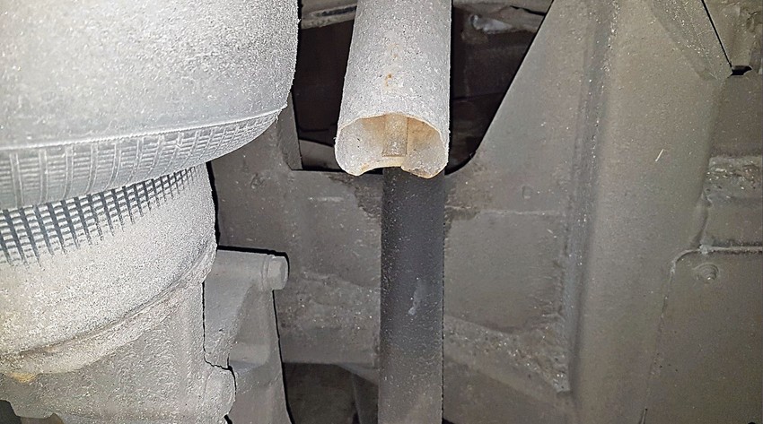 Karoserija je bila skroz zarđala, na pojedinim mestima okrpljena je pur penom