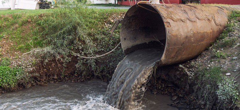 Nanotechnologia w walce z „wiecznymi chemikaliami”. Nowa metoda oczyszczania wody z PFAS