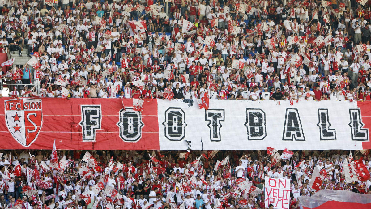 Kilkaset fanów szwajcarskiego FC Sion protestowało przeciwko międzynarodowej federacji piłkarskiej. Ich zdaniem, to właśnie FIFA ponosi największa odpowiedzialność za odebranie klubowi 36 punktów. W wyniku kary Sion spadło na ostatnie miejsce w tabeli.