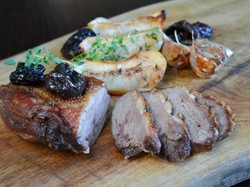 PRZEPIS na pierś gęsią pieczoną w cydrze ze śliwkami. Mistrzowskie połączenie smaków!